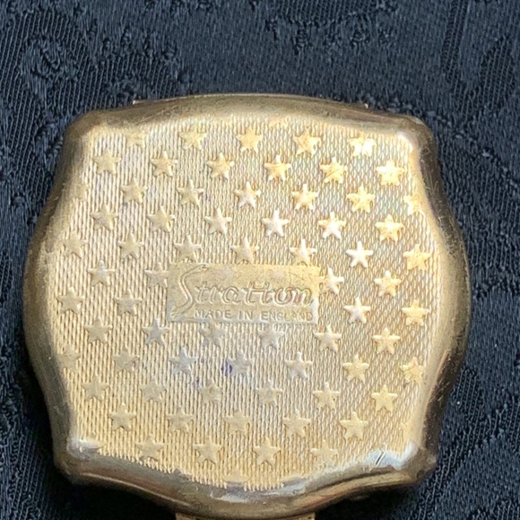 Vintage Stratton Floral Small Gold Tone Pillbox Made in England - Picture 2 of 7